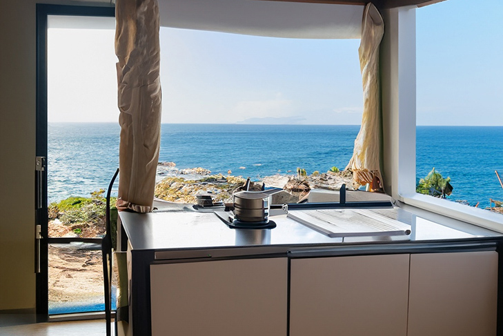 Deniz manzaralı küçük mutfak tasarımı